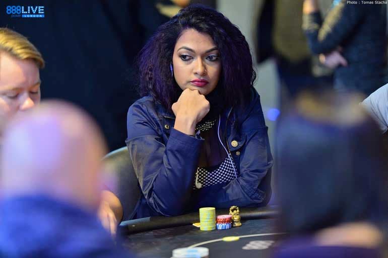 Ragazza al tavolo da poker!