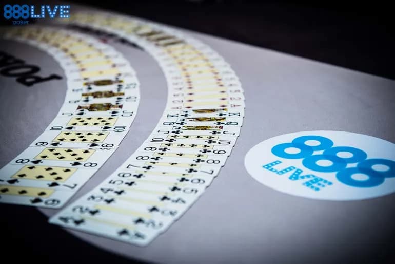 L'eleganza del tavolo di 888poker!