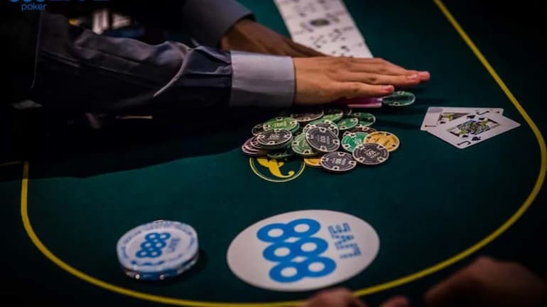 Un tavolo di poker 888!