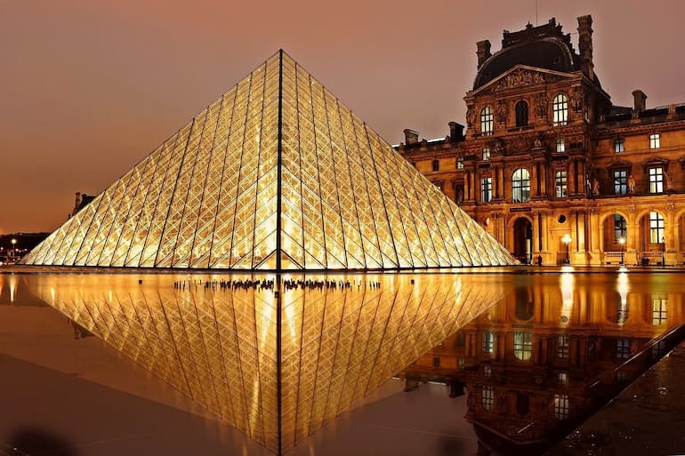 Il Louvre, uno dei simboli della Francia!