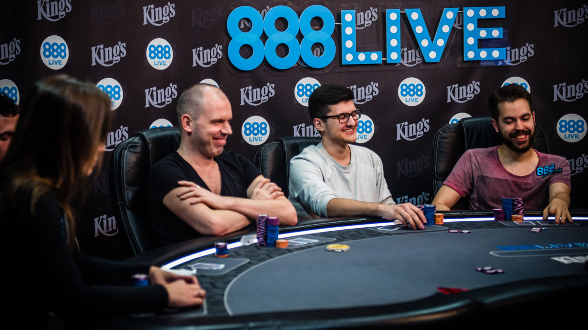 gli ambasciatori di 888poker al tavolo da gioco