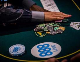 La mano del dealer in un evento 888poker live