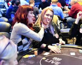 Giocatrici che si divertono al tavolo da poker