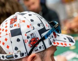 Un simpatico cappellino al tavolo